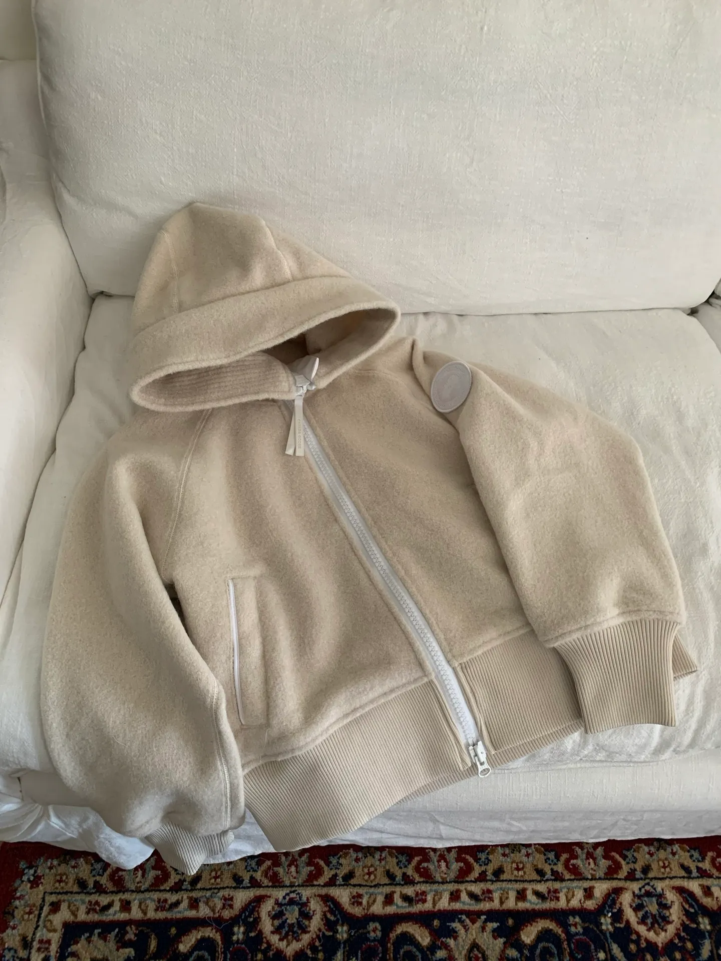 P660 Big Goose White Label Hooded Cashmere Sweatshirt Jacket [Original Mold] [Perfectly Restored] Canada Goose Canada Goose SS22 Chilliwack Humanature 01 Logo Label Zipper Drawstring Hooded Fleece Long Sleeve Bomber Jacket 7102W1 Exclusively customized wool fabric. Only compared with ZP. The popularity of this season’s new style does not require any elaboration. The fabric is warm and comfortable long plush. It is easy to put on and take off. High-tech breathable space cotton liner. It makes the entire garment very stiff and soft, comfortable and lightweight at the same time. Breathable, soft, not sweaty, lightweight, stylish, and non-deformable. The iconic double-striped reflective strips are designed behind the collar and hood. No detail is missed. High-density goose badge. All threaded accessories are customized. Three colors to choose from. Each one is super western. The upper body effect is very high-end. The loose version is not bloated at all. It is quite fashionable. It can be said that it is a very unique design. This year's must-have style is the same for men and women🔥 Color: black color code, dark gray, goose egg yolk Size: XS.-M
